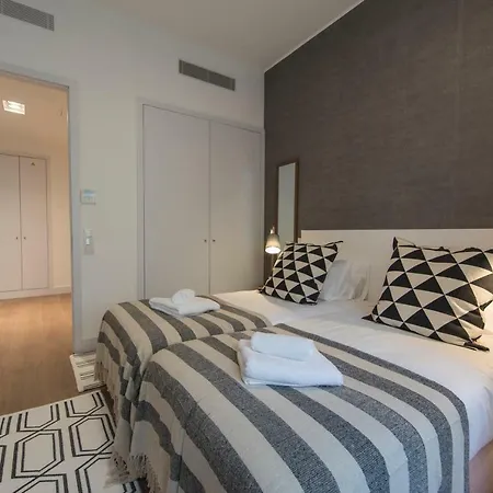 High Ceiling Duplex At Cais Do Sodre Lizbona